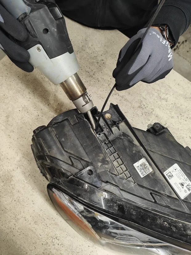 Ręczne spawanie plastikowej obudowy lampy z użyciem spawarki i spoiwa